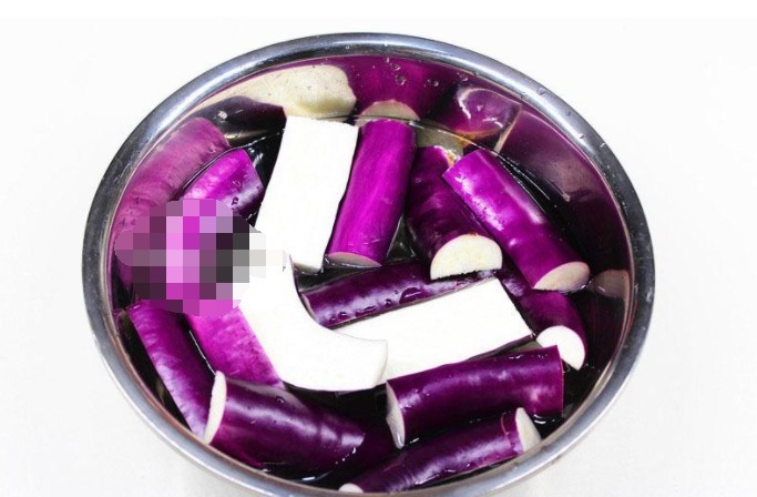 茄子这样做,没放油,吃着清爽美味,还有蒸茄子不变色的妙招