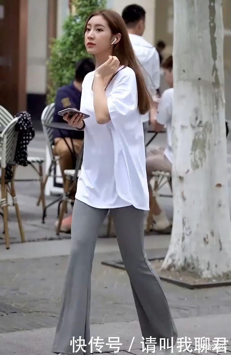 白色宽松长T恤搭配喇叭裤,时尚大气,清新感十足