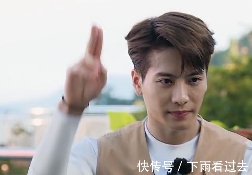 秋千|王嘉爾勇敢挑戰(zhàn)懸崖秋千,注意俯視鏡頭下的手,害不害怕一目了然