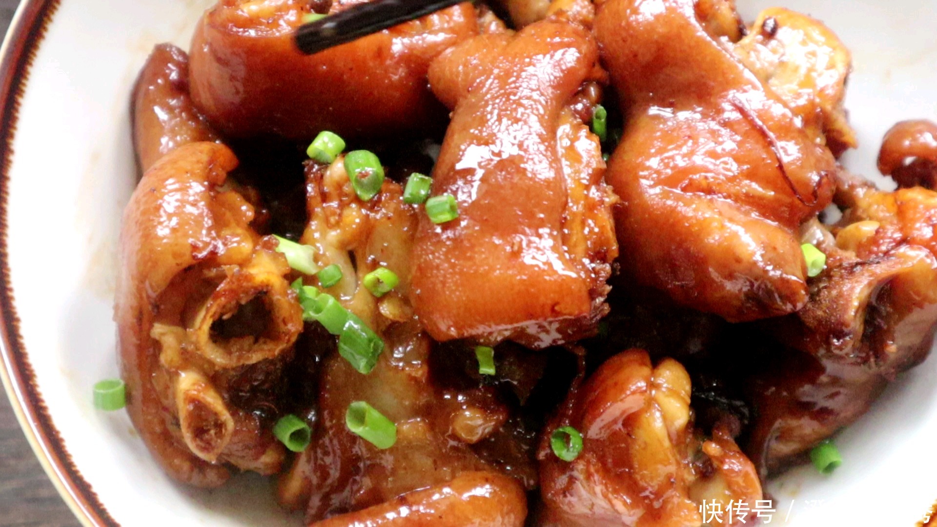 好吃|猪蹄最好吃的做法,软糯咸香,边煮边流口水,关键好吃还不长肉