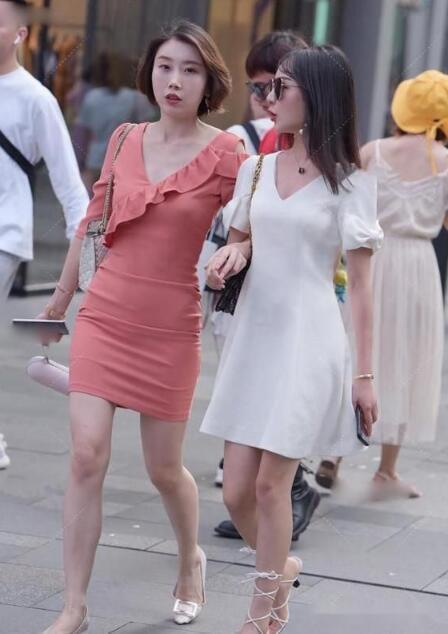 小蛮腰|街拍：美女白色衬衫搭配深蓝色牛仔裤，打造出时尚的丽人气质