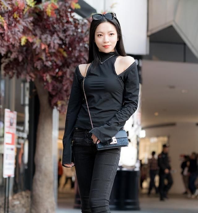 牛仔裤穿起来非常时髦有范，修身的版型尽显你窈窕好身姿