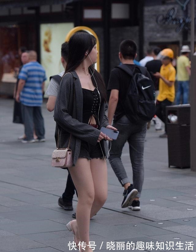 优雅 心思别致的瑜伽裤更显优雅大方的气质,美出了优雅感,还显年轻!