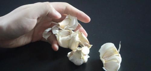 蒜皮|剥大蒜别再用刀拍了，只需借助它，快速又不伤手，方法太棒了