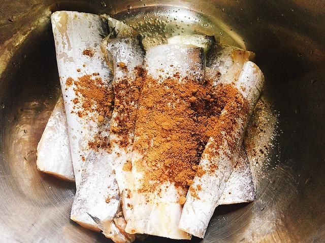 炸带鱼|炸带鱼，用面粉还是淀粉，都不对，难怪炸出来的带鱼一放就软了