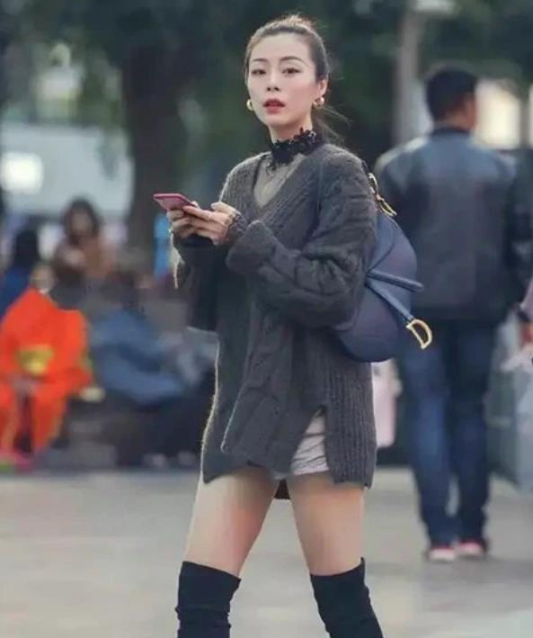 街拍：貌美如花的美女，一件黑色上衣配白色短裤，魅力十足