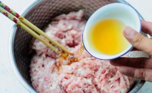 油润|调饺子馅，牢记“2不加3顺序”，保证鲜美入味，油润多汁，太香了