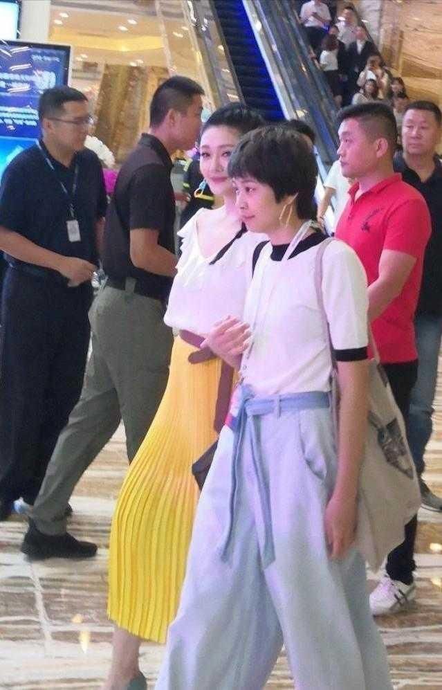 色彩的搭配|大S瘦下来少女感绝了,穿荷叶边衬衫配百褶裙,麻花辫俏皮减龄