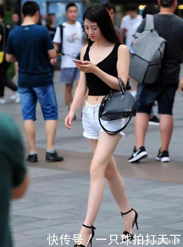 牛仔短裤怎么穿最美简单穿搭展现“玲珑身材”,让你重拾自信