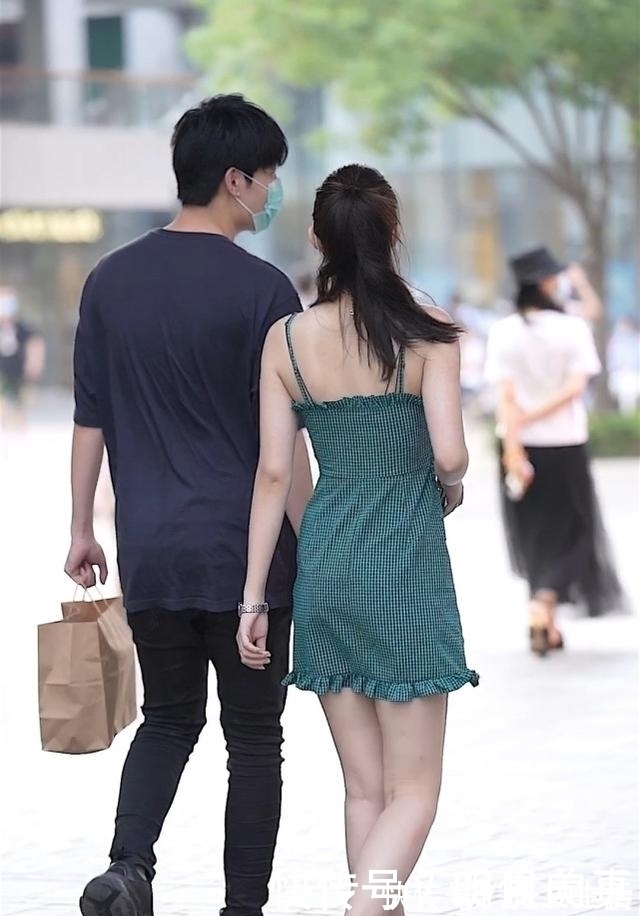 小花边 今夏开始流行青草绿,小姐姐穿这样一条裙子出门,回头率高的出奇