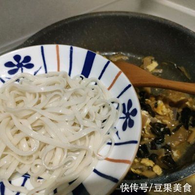 黄花菜木耳鸡蛋打卤面你这么做，保证你吃一次想十次