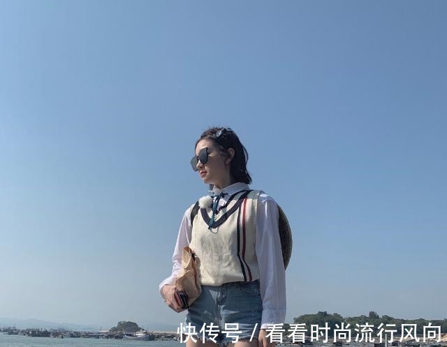 《青春有你2》李子璇穿著熒光粉的吊帶裙大冬天在室外溜達(dá)!