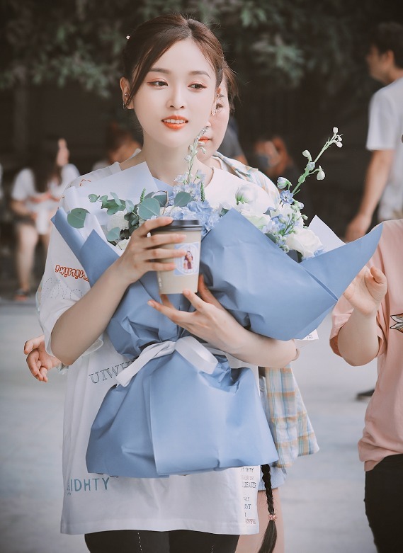 吴宣仪|吴宣仪沙滩边录制某节目,蓝色挂脖背心配热裤,是夏天该有的样子