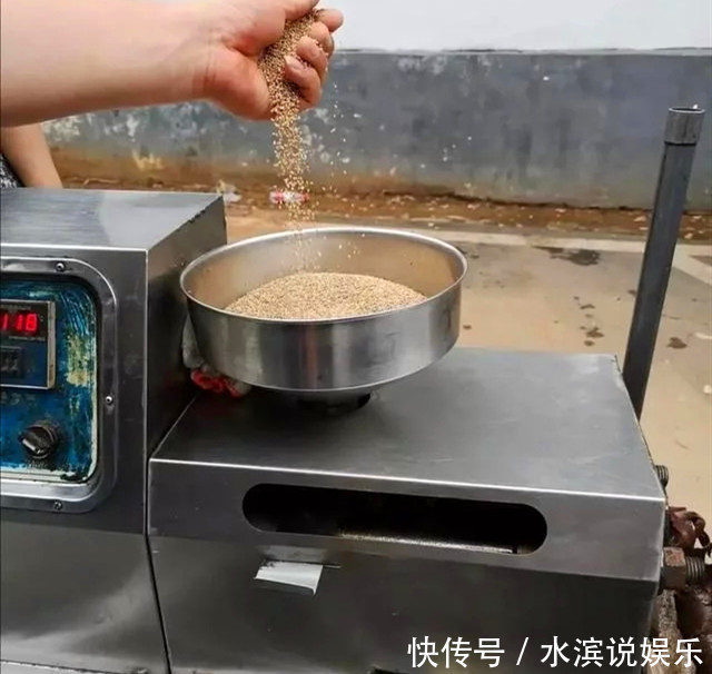 大街上流动卖麻油的,老远就闻着香,原来猫腻在机器里,幸好没买