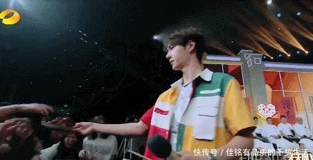 王一博给粉丝投食遭疯抢,手臂压出青筋重到弯腰,无奈转头抿嘴笑
