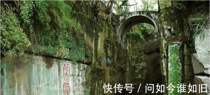 宝剑@古墓中有众多宝剑,千年来有多人惦记,至今没被取出来