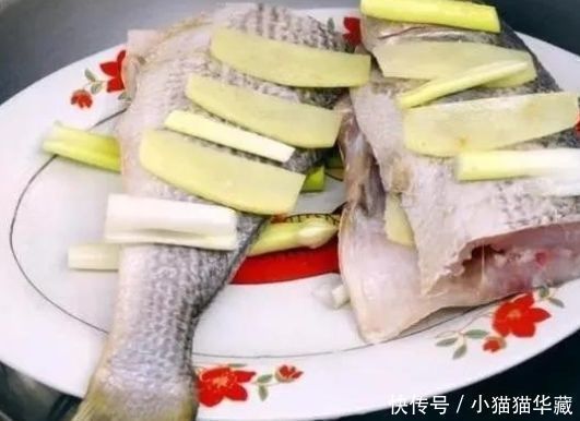 清蒸鱼时，有人放盐，有人放酱油，厨师长都不放教你正确做法