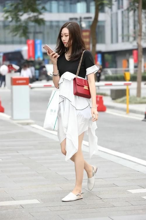 黑白相间的连衣裙，搭配红色时尚单肩包，穿出清新又减龄的少女感