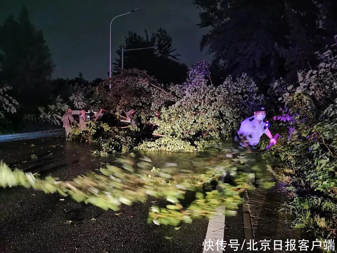 一线|北京昌平暴雨，看看一线民警怎样过的这一夜