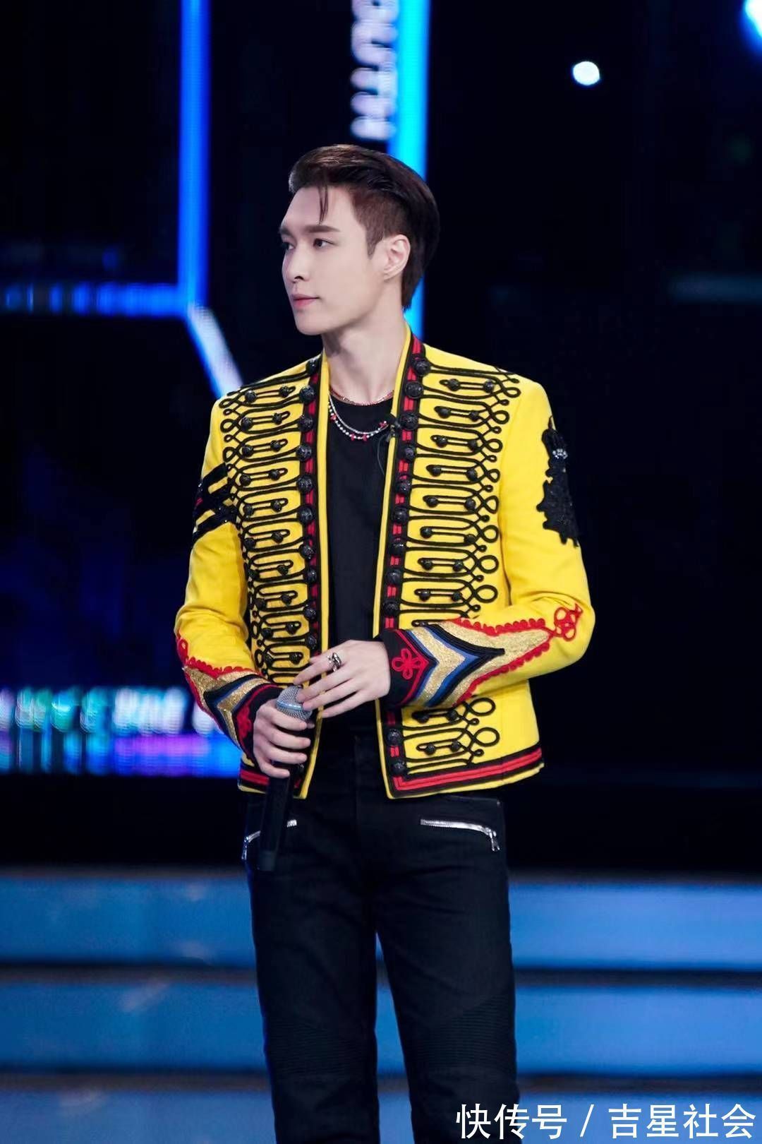 张艺兴带领染色体制作团队 携原创舞台助力六大家族