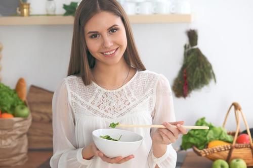 女性健康:多喝水有助于排毒?要避免摄入太多工业制成品饮料?