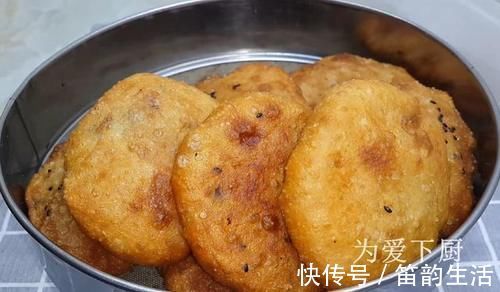 在家面粉别炸油条了，开水一烫，比蛋糕烧饼还香，真的非常美味