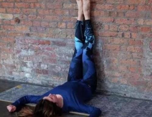 水肿|女人睡前做靠墙抬腿,坚持一个月,会有什么改变?变化显而易见