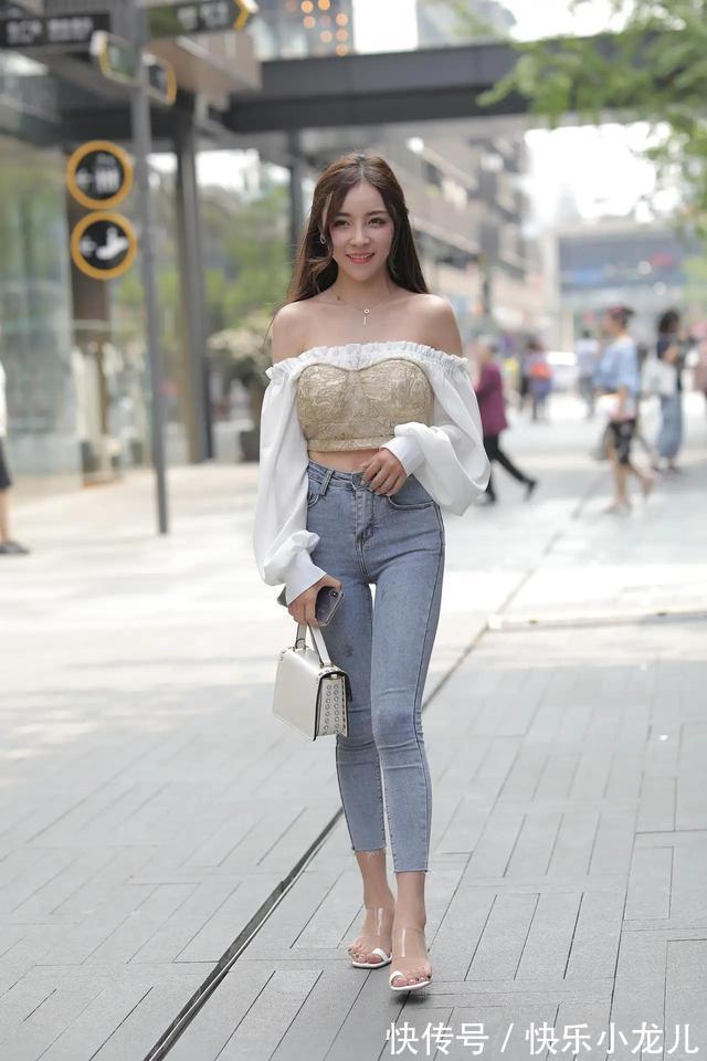 小姐姐 飘逸的刺绣抹胸吊带服，高腰束身的牛仔热裤，看上去时尚又大方