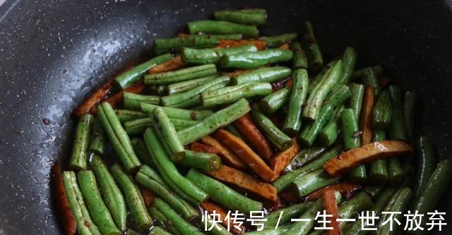 好吃|北方焖面最好吃的做法,不加一滴水,鲜香入味,一锅吃了个精光!