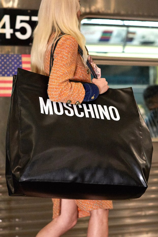 fendi|不会吧？原来最火的包包是「购物袋」