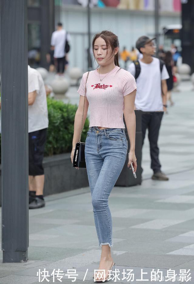 修身|淡蓝色“紧身牛仔裤”搭粉色上衣,别具一格,青春气息十足