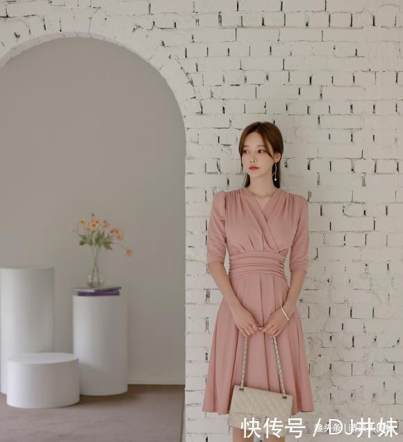 洛神|晴天美图孙允珠,洛神粉桃轻盈飘绢甜馨连衣裙