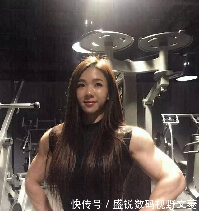 美女|健身美女,因“倒三角”身材走红,当她脱下外套,网友:招架不住