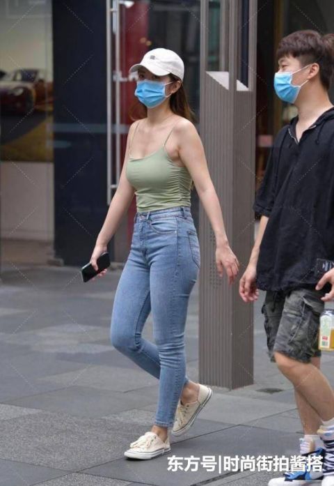 经典的休闲风格,修身上衣给人精致的气质,牛仔裤更符合简洁风格