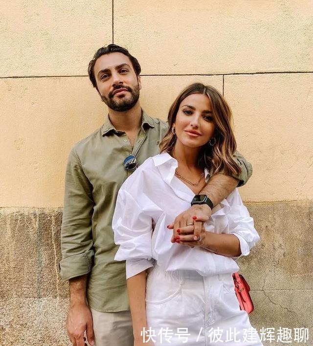 周涛都这么时髦了?绿色衬衣配伞裙,马尾用5毛钱皮筋扎出新花样