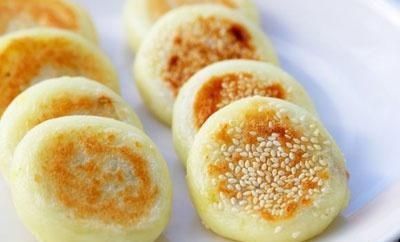 用糯米粉做甜点很容易几分钟就可以做出来它又软又糯,味道鲜美,而且还刷过