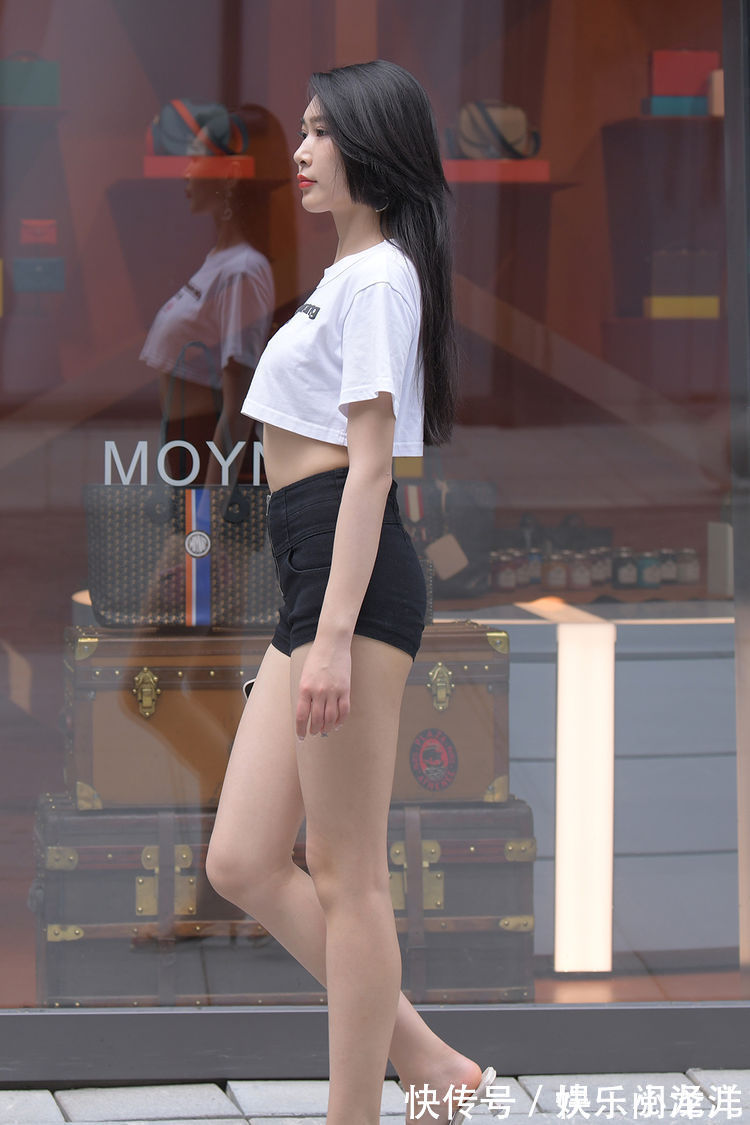 短袖衫 简约大方的清新穿搭,短款白色短袖衫配黑色短裤,高挑美丽又时尚