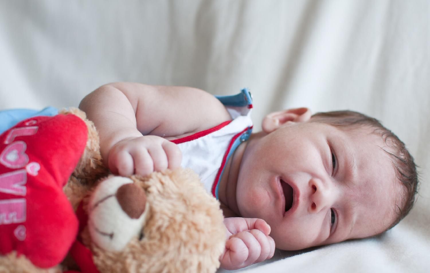 两个月|这样陪两个月婴儿玩耍,不仅促进大脑和身体发育,还拉近亲子关系