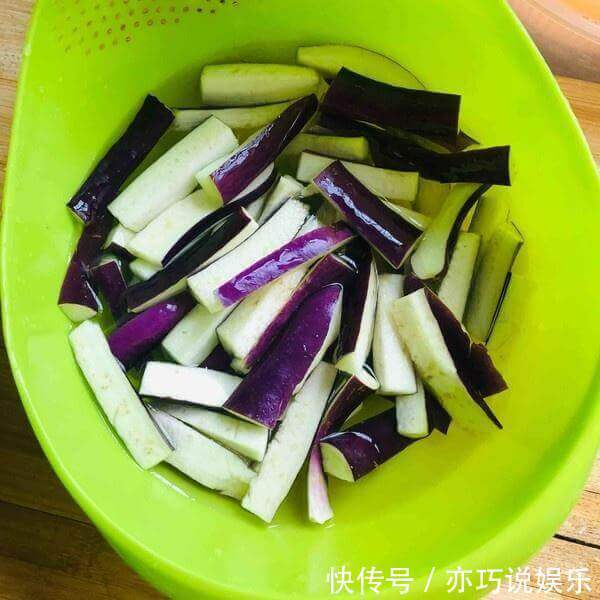 茄子还是这样做最好吃，孩子隔三差五吃，上桌就想抢光！
