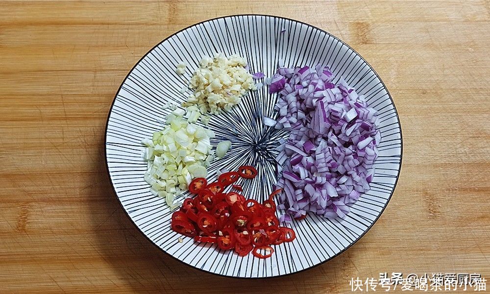 小米辣|“炸酱”究竟怎么做好吃？教你家常做法，做完吃一个星期都不坏