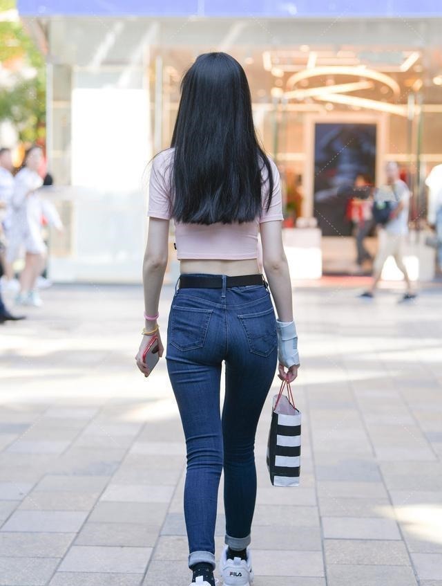 露肚脐装 粉色修身露肚脐装搭配深蓝牛仔裤,简单时尚,尽显甜美范儿