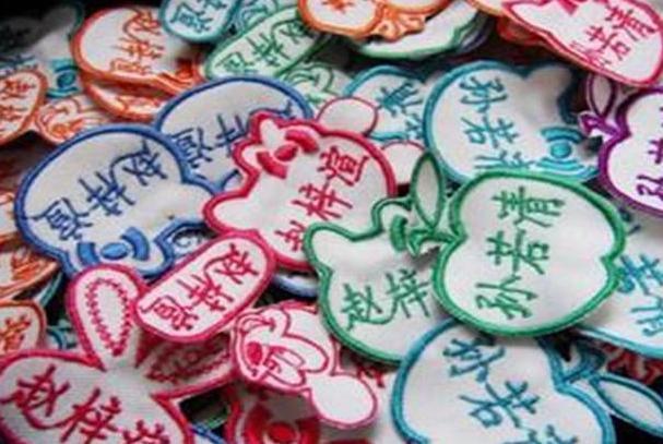 孩子|女儿姓“关”,老师上课不愿意喊孩子名,每次点名全班哄堂大笑