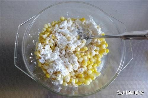 早餐|玉米别只会煮着吃，加上淀粉锅里一放，5分钟搞定全家早餐