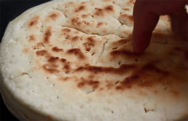 锅盔|教你做陕西特有的风味小吃锅盔馍,又圆又厚又好吃,实在太香了