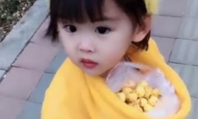 亲爸|亲爸给娃“故意”把衣服穿反,妈妈正要发火,等娃转身却逗笑众人