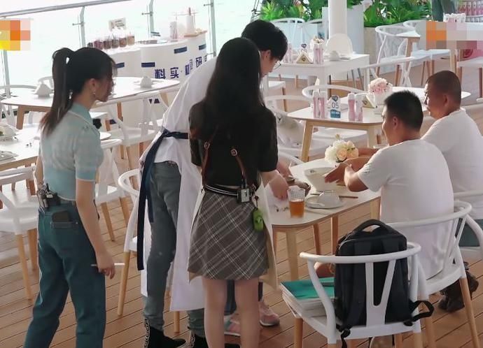 砂锅 杨超越端起砂锅准备上菜,刘宇宁发现却立马阻止,随后做法太圈粉