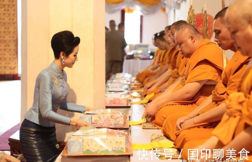 诗妮娜贵妃|35岁诗妮娜诚心礼佛，光着脚匍匐跪拜，“纤纤玉足”太抢镜了