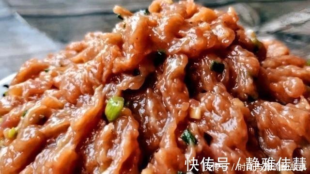 调猪肉馅时，掌握这3个关键技巧，肉馅软嫩多汁，不柴不硬更入味