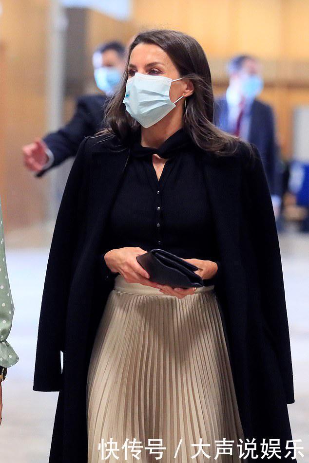 西班牙王后真会穿,乳白色“呢大衣”配红针织衫,美得高级又醒目