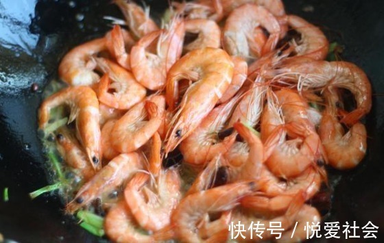 口感|做水煮虾，用热水下锅还是冷水？关键一步做错，难怪虾又老又腥！